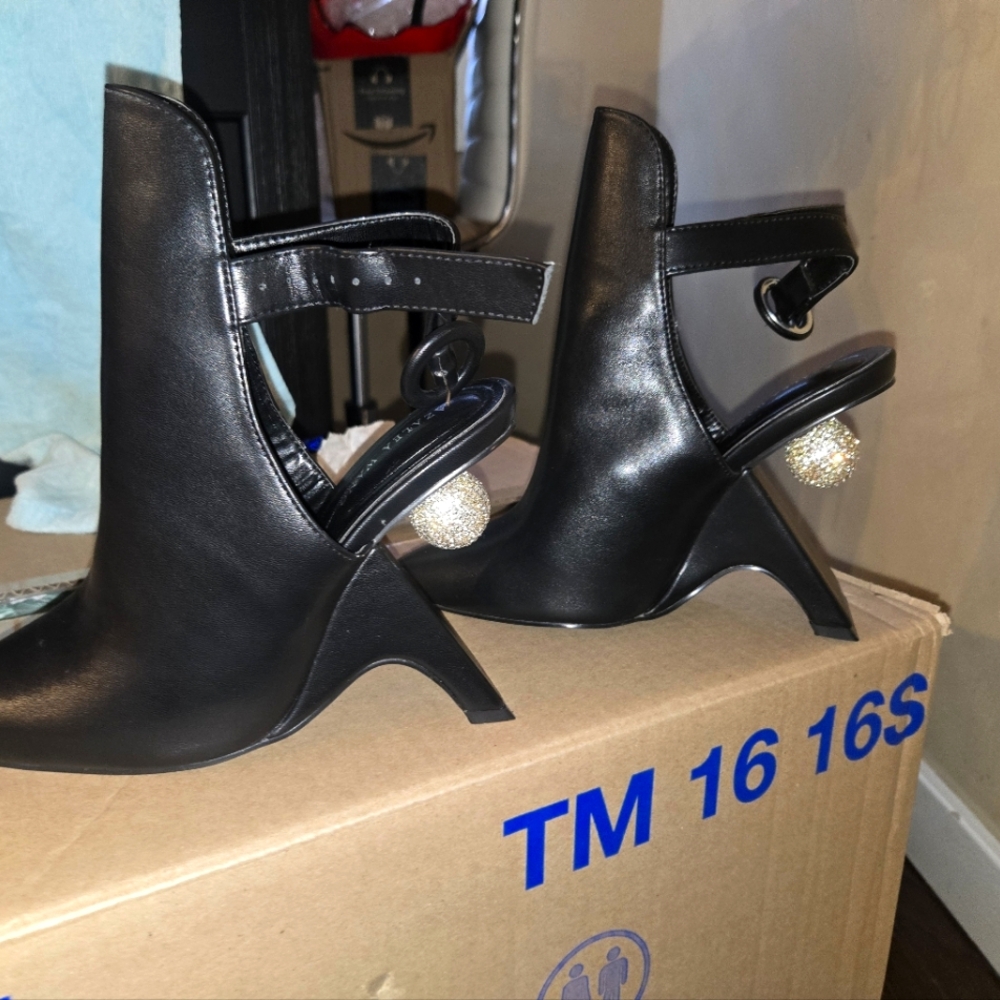 BNIB. Akira Size 8. Black with diamond disco ball. Classy